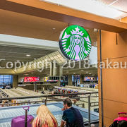 成田空港第二ターミナルのレストラン街にあるスターバックス・コーヒーの支店です。