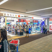 成田空港第二ターミナルの出国審査を抜けたあとすぐにあるＪＡＬ系の免税店です。