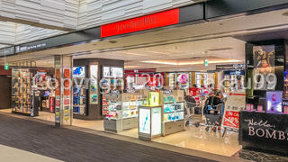 成田空港第二ターミナルの出国審査後の制限エリア内にある免税店です。