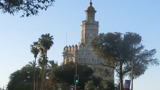 朝日に輝く黄金の塔