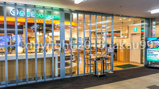 成田空港第二ターミナルの出国審査後の制限エリアにある吉野家の支店です。