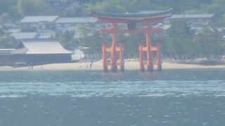 海に浮かぶようにみえる鳥居