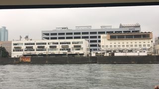 浅草から日の出桟橋までの景色を眺める