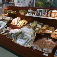 ロビーの隣の売店です。青森県の特産品があります。