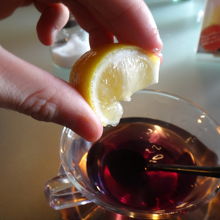 レモン汁を入れたら、なんと赤紫色に早変わり！　