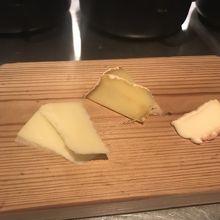 デザートのチーズ、前菜のタイミングで提供してくれます