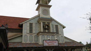 とんがり屋根が目印のソフトクリームとドリンクのお店