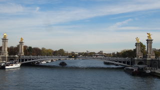 金色の彫刻の橋