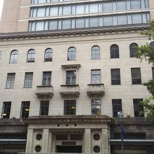 横浜情報文化センターの建物のなかにあります