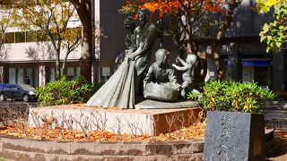 紅葉に囲まれた漁民の像