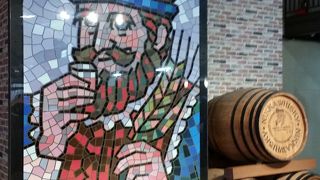 紅葉と貯蔵庫の景色