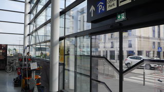 裏口から入場？