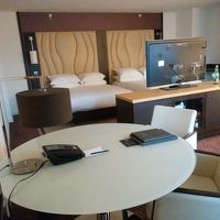 ソファーと別にダイニングセットがあって便利。