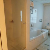 シャワーブースとバスタブが別。