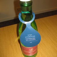 部屋にあった無料サービスの水。