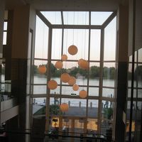 ロビーから入口を背にドナウ川を望む吹き抜け。