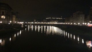 夜のアルノ川