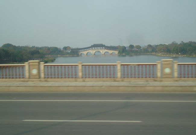 屋根付の橋を渡って広大な湿地公園