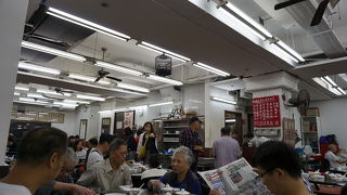 地元民が集う店、観光客も多い