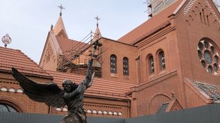 赤いレンガの教会