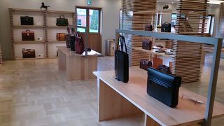 馬具の技術が生かされた店