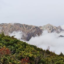 白馬岳を右手に見ながら歩む