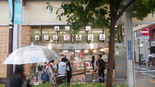 行列の出来る肉屋