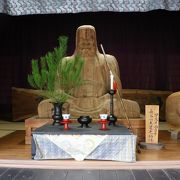 迫力ある長谷川大道老師作の達磨大師像に逢えます。