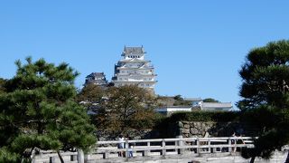 史実通りではないのが残念ですが、立派な木橋です。