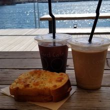 アイスコーヒーとカフェラテと購入したパンです