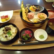 食事処の「花咲彩り定食｣。