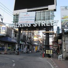 前日はかなりの繫華街なのに道にゴミがあまりない