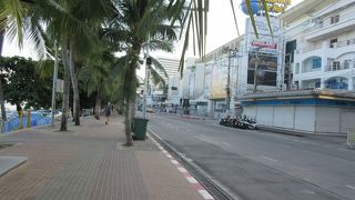 夜はネオン街朝は静か