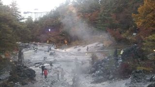 そこここに温泉が湧きあがってる