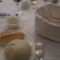 温かくしてパンが用意してありオリーブオイルで食べます。