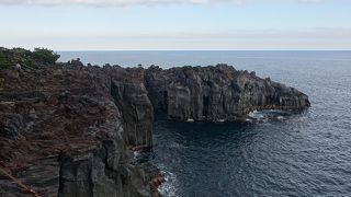 溶岩でできた断崖絶壁が続く