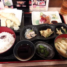 天ぷらとお刺身の定食（８８０円）