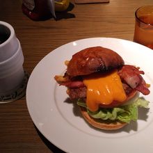 ハンバーガーとコーヒー