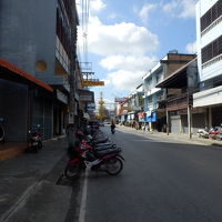 ホテル前のスックサーティット通り