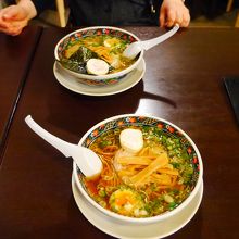 醤油と塩を並べています