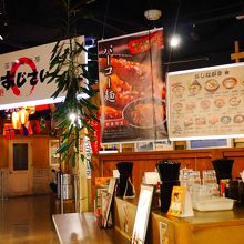 壁にもメニューが並んでいます