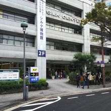 山下公園通り沿いにあるシルク博物館