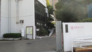 狭い敷地が道路拡張でさらに削られていました。