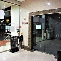 入口　黒いガラスドアの中がフロント（夜は閉まる）