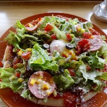 オリーヴサラダピザです。。1250円です。