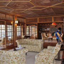 館内１階の展示（ソファと暖炉）