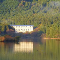 田貫湖畔に建つ静かなホテル。