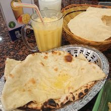 チーズナン＆マンゴーラッシー、プレーンラッシー