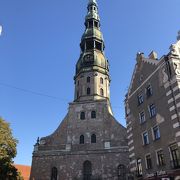 背の高い教会