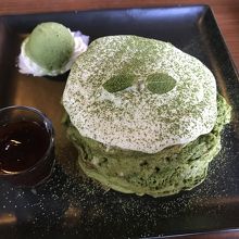 抹茶のパンケーキ。あまり甘くないです。